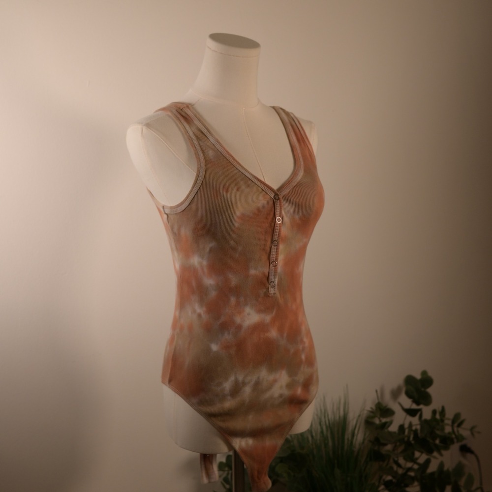 Wild Fable Orange Tan Tie Dye Ribbed Henley Bodysuit Sleeveless Medium
